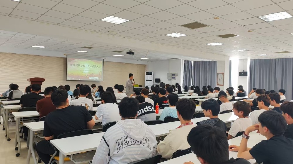 技能筑梦未来 成才点亮青春｜我校开展技能成才宣讲进校园主题演讲活动